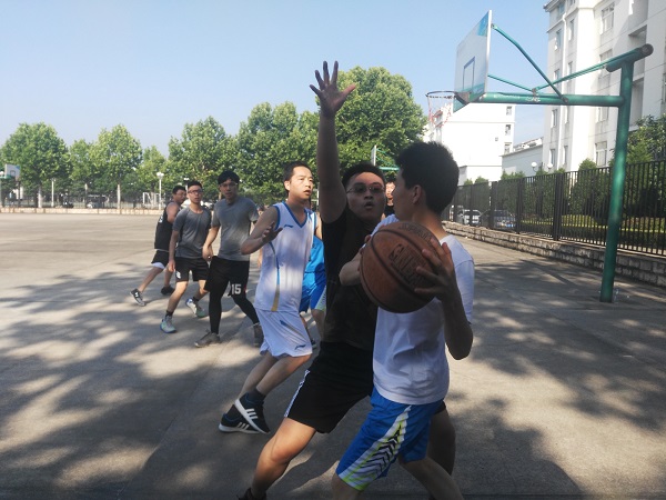 芒果体育官方网站举行欢送2018届毕业生师生篮球赛