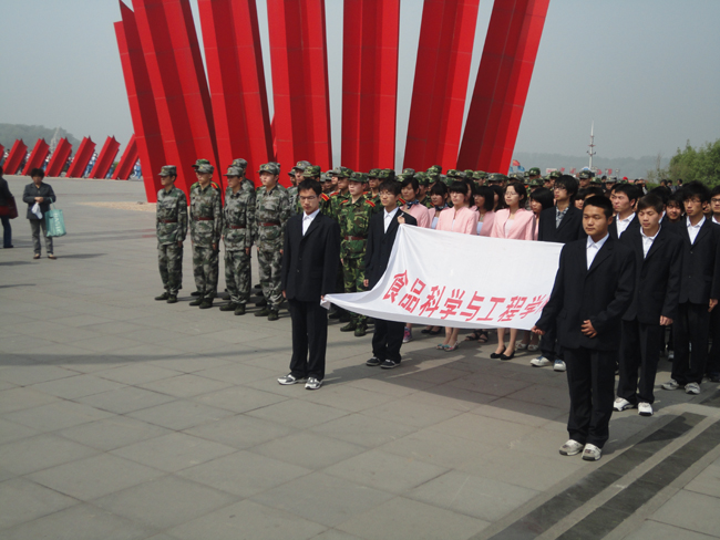 公司员工参加纪念渡江战役胜利暨南京解放62周年活动